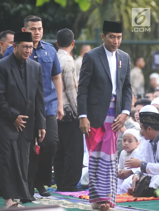 Presiden Joko Widodo bersiap salat id Hari Raya Idul Fitri 1 Syawal 1439 H di di Kebun Raya Bogor, Jumat (15/6). Jokowi salat id bersama Ibu Negara Iriana dan anak kedunya Kahiyang Ayu serta menantunya Bobby Nasution. (Merdeka.com/Arie Basuki)