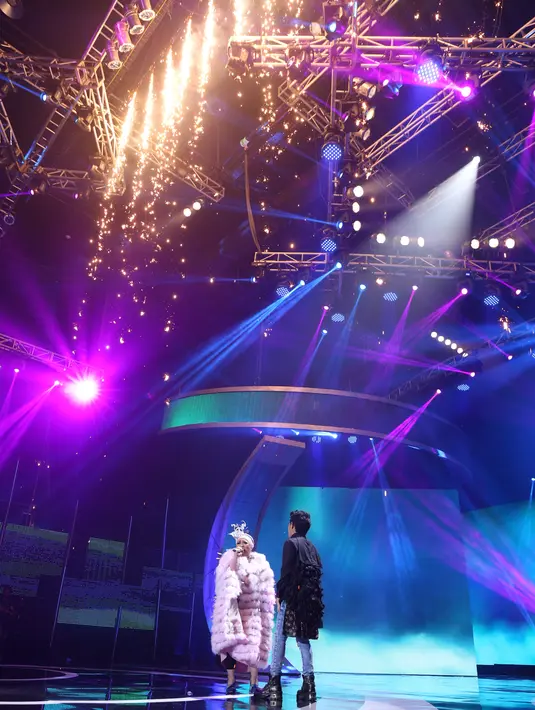 Penyanyi dan pencipta lagu Melly Goeslaw dan penyanyi bersuara khas Cakra Khan sebagai pengisi soundtrack film Ada Apa Dengan Cinta 2. (Adrian Putra/Bintang.com)