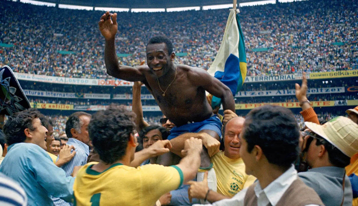 Pemain sepak bola Brasil Edson Arantes do Nascimento atau Pele diangkat di pundak rekan satu timnya setelah mengalahkan Italia dengan skor 4-1 pada final Piala Dunia di Estadio Azteca Mexico City, Meksiko, 21 Juni 1970. Pada tahun 1970, Pele menjadi pemain pertama dan satu-satunya yang memenangkan tiga gelar Piala Dunia, sebagai bagian dari skuad yang dianggap sebagai salah satu tim terhebat dalam sejarah olahraga. (AP Photo, File)