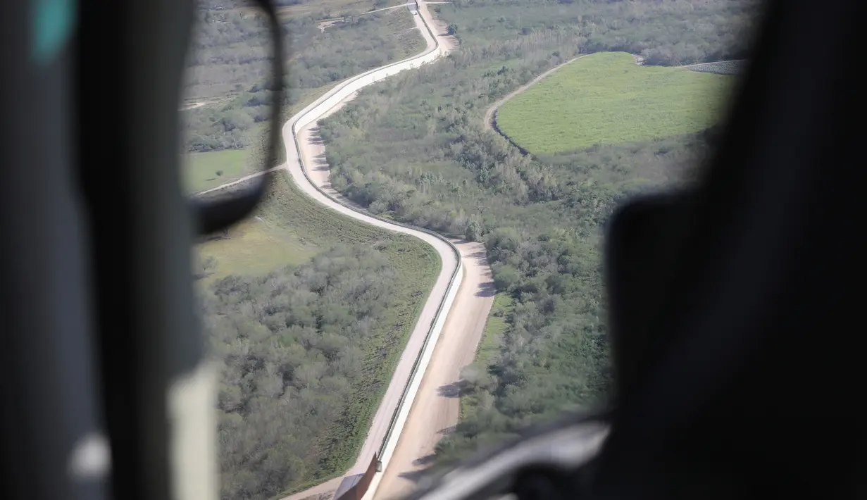 Pantauan udara memperlihatkan pagar perbatasan antara AS-Meksiko, di dekat Sungai Rio Grande, McAllen, Texas (3/1). (AFP Photo/John Moore/Getty Images)