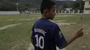 Daka menggunakan jersey Ibrahimovic idolanya saat berlatih bersama  SSB PS TAL Sawahlunto di Stadion Tanah Lapang Ombilin, Sawahlunto, (8/11/2016). (Bola.com/Nicklas Hanoatubun)
