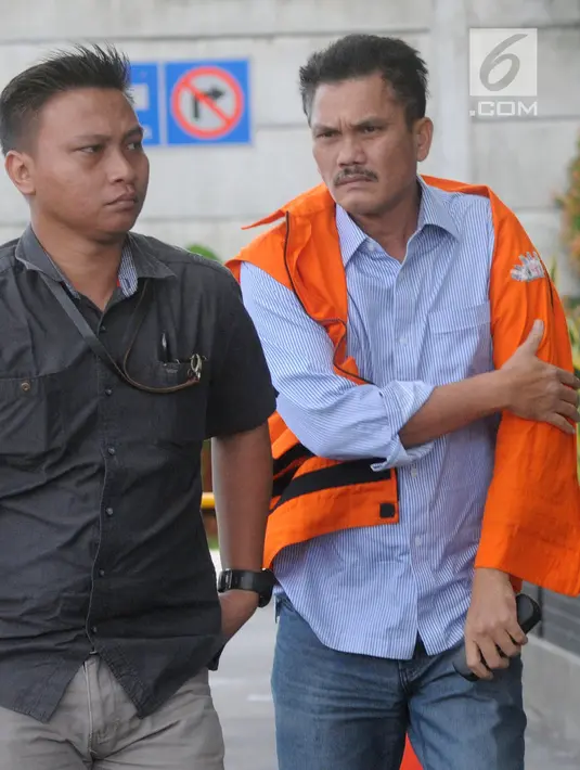 Mantan Anggota DPRD Sumatera Utara Tonnies Sianturi tiba di Gedung KPK, Jakarta, Jumat (28/12). Tonnies diperiksa sebagai tersangka terkait dugaan menerima suap. (Merdeka.com/Dwi Narwoko)