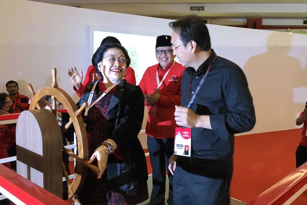 Ketua Umum PDIP Megawati Soekarnoputri bersama Sekjen dan Prananda Prabowo.