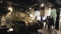 Orang-orang mengunjungi pameran untuk memperingati 75 tahun kemenangan dalam perang antifasis dunia di Imperial War Museum, London, Inggris, 11 Agustus 2020. (Xinhua)
