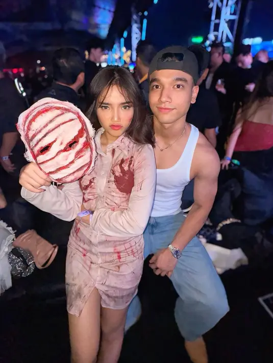 Fuji tampak menikmati momen ini, menunjukkan antusiasmenya dalam merayakan Halloween dengan gaya yang totalitas dan penuh karakter.  [@fuji_an].