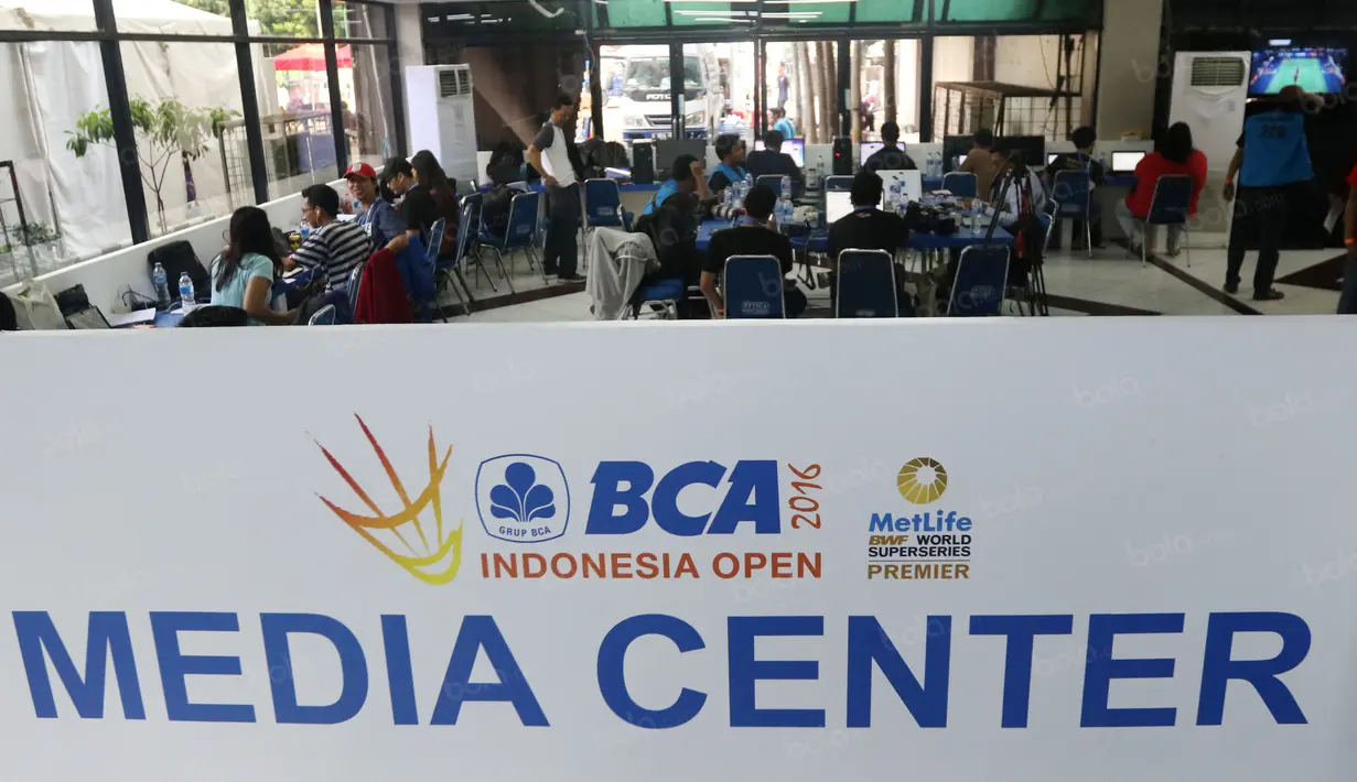 Awak Media tengah serius menulis dan mengedit foto saat meliput turnamen Indonesia Open 2016 di Istora Senayan, Jakarta. (Bola.com/Nicklas Hanoatubun)