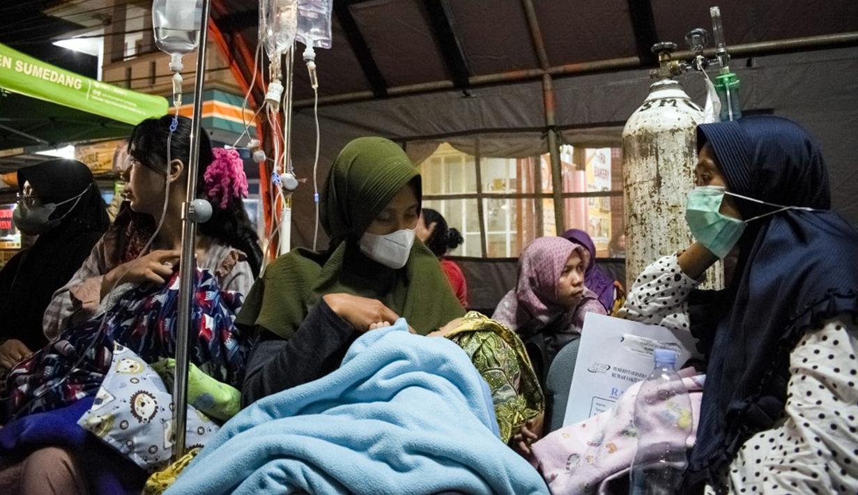 Tim gabungan saat ini sedang mendirikan tenda lapangan untuk menampung warga terdampak. (Timur MATAHARI/AFP)