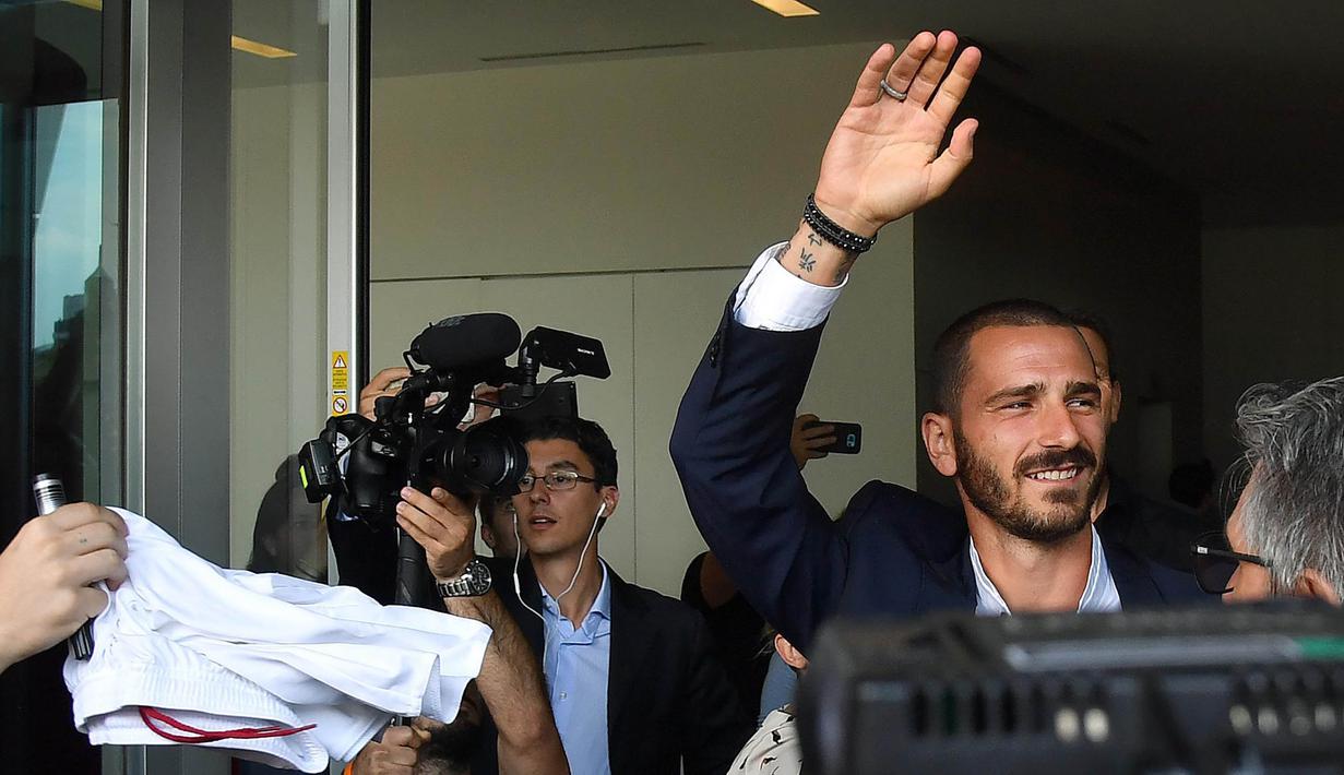 Bek asal Italia, Leonardo Bonucci, menyapa suporter saat tiba di Casa Milan, Milan, Jumat (14/7/2017). AC Milan resmi mendatangkan mantan bek Juventus itu dengan harga 36,7 juta poundsterling. (EPA/Daniel Dal Zennaro)
