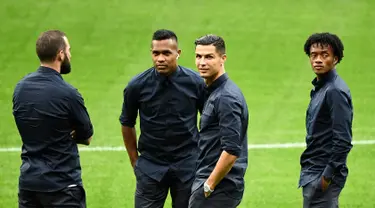 Penampilan pemain Juventus Cristiano Ronaldo (dua kanan) serta Gonzalo Higuain, Alex Sandro, dan Juan Cuadrado saat mengunjungi Stadion Wanda Metropolitano, Madrid, Spanyol, Selasa (17/9/2019). Juventus akan menghadapi Atletico Madrid pada laga Grup D Liga Champions. (OSCAR DEL POZO/AFP)