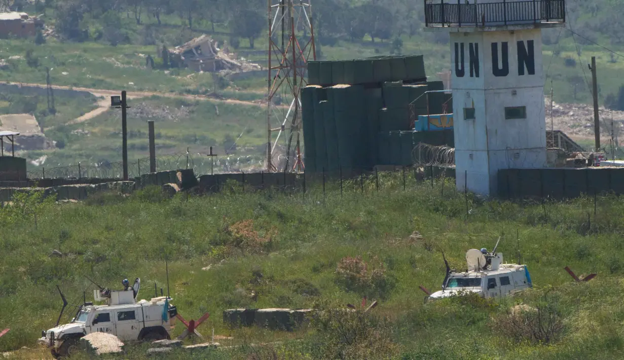 Serangan yang berdampak pada markas UNIFIL, khususnya di dekat Adchit Al Qusayr, Lebanon Selatan, mendapat kecaman keras sejumlah pihak, dan dianggap sebagai kejahatan perang jika dilakukan secara sengaja. Tampak dalam foto, Pasukan Perdamaian Perserikatan Bangsa Bangsa (PBB) di Lebanon (United Nations Interim Force in Lebanon/UNIFIL) terlihat dari Israel Utara, saat beroperasi di Lebanon Selatan, pada Rabu 29 April 2026. (AP Photo/Ariel Schalit)