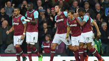 Pemain West Ham United, Andy Carroll (9), mencetak gol ke gawang Chelsea dalam lanjutan Premier League di Boleyn Ground, London, Sabtu (24/10/2015) malam WIB. (Reuters / Eddie Keogh)