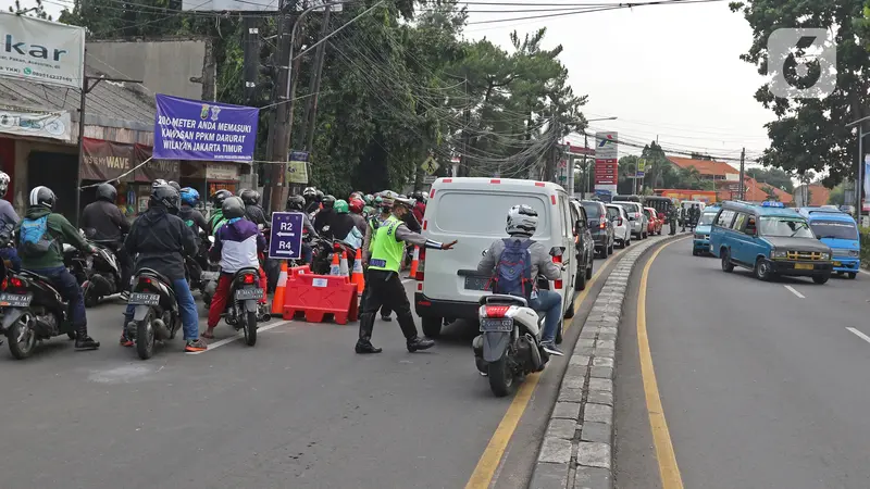 Suasana Pos Penyekatan Saat PKKM Level 4 di Jalan Raya Bogor