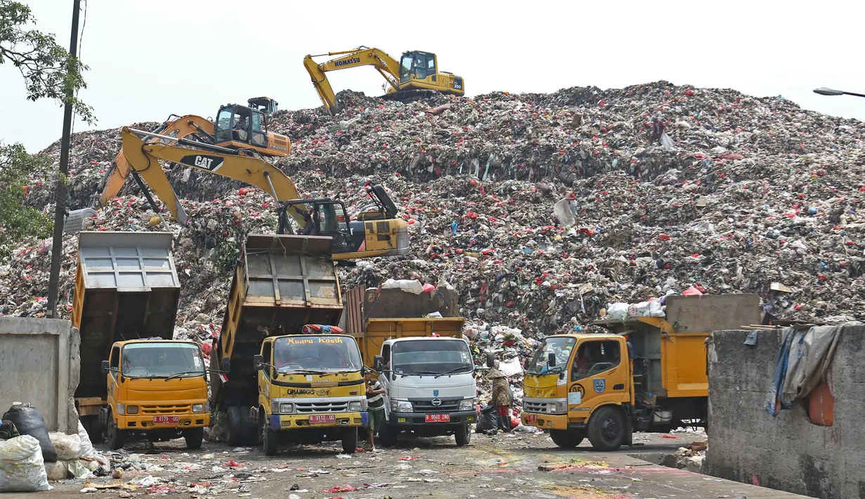 Alat berat mengeruk sampah di Tempat Pembuangan Akhir (TPA) Sampah Cipayung, Depok, Jawa Barat, Senin (16/9/2019). Pemerintah Kota (Pemkot) berencana mengalihkan pembuangan sampah dari TPA Cipayung ke TPA Regional Lulut-Nambo di Kabupaten Bogor, Jawa Barat. (Liputan6.com/Herman Zakharia)