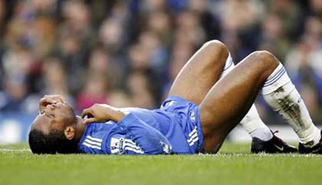 Striker Chelsea asal Pantai Gading, Didier Drogba terbaring di rumput saat laga lanjutan EPL melawan Everton di Stamford Bridge, London 12 Desember 2009. AFP PHOTO / Ian Kington