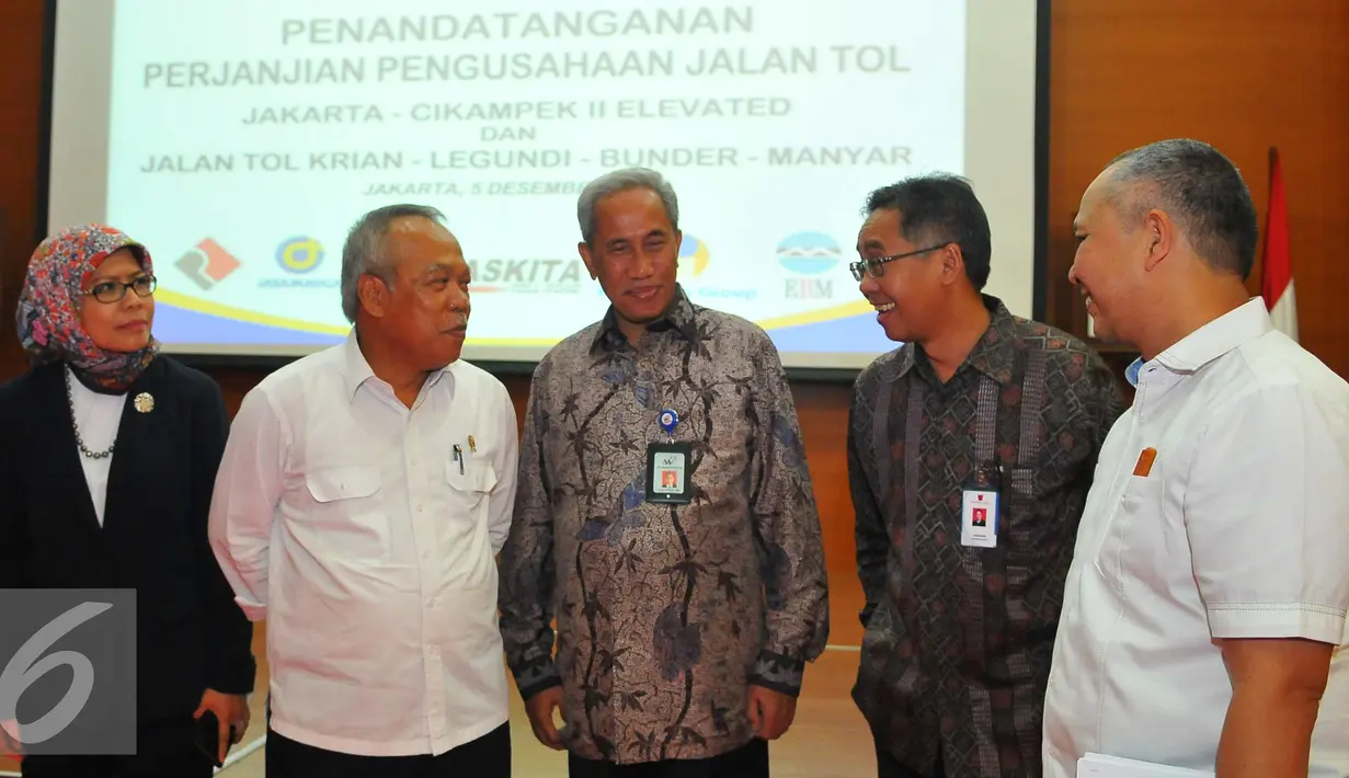 Menteri Pekerjaan Umum dan Perumahan Rakyat (PUPR) Basuki Hadimuljono saat menghadiri penandatangan kerjasama Tol Jakarta-Cikampek II (elevated) dan jalan Tol Krian-Legundi-Bunder-Manyar (KLBM) di Jakarta, Senin (5/12). (Liputan6.com/Angga Yuniar)