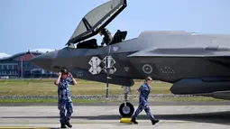 Atraksi flying display dari pesawat jet tempur milik Angkatan Udara Australia F35 menjadi yang paling ditunggu-tunggu di Bali International Show 2024. (SONNY TUMBELAKA/AFP)