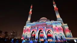 Lampu warna-warni menerangi Masjid Al-Noor selama Festival Cahaya Sharjah di Uni Emirat Arab pada 7 Februari 2020. Festival yang diselenggarakan setiap tahundan sudah memasuki tahun kesepuluh ini sukses memikat wisatawan lokal maupun asing. (Photo by GIUSEPPE CACACE / AFP)