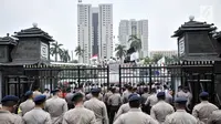 Polisi menjaga massa yang tergabung dalam Persaudaraan Alumni (PA) 212 saat menggelar aksi di depan Mapolda Metro Jaya, Jakarta, Rabu (10/10). Aksi ini digelar untuk mengawal pemeriksaan terhadap Amien Rais. (Merdeka.com/Iqbal Nugroho)