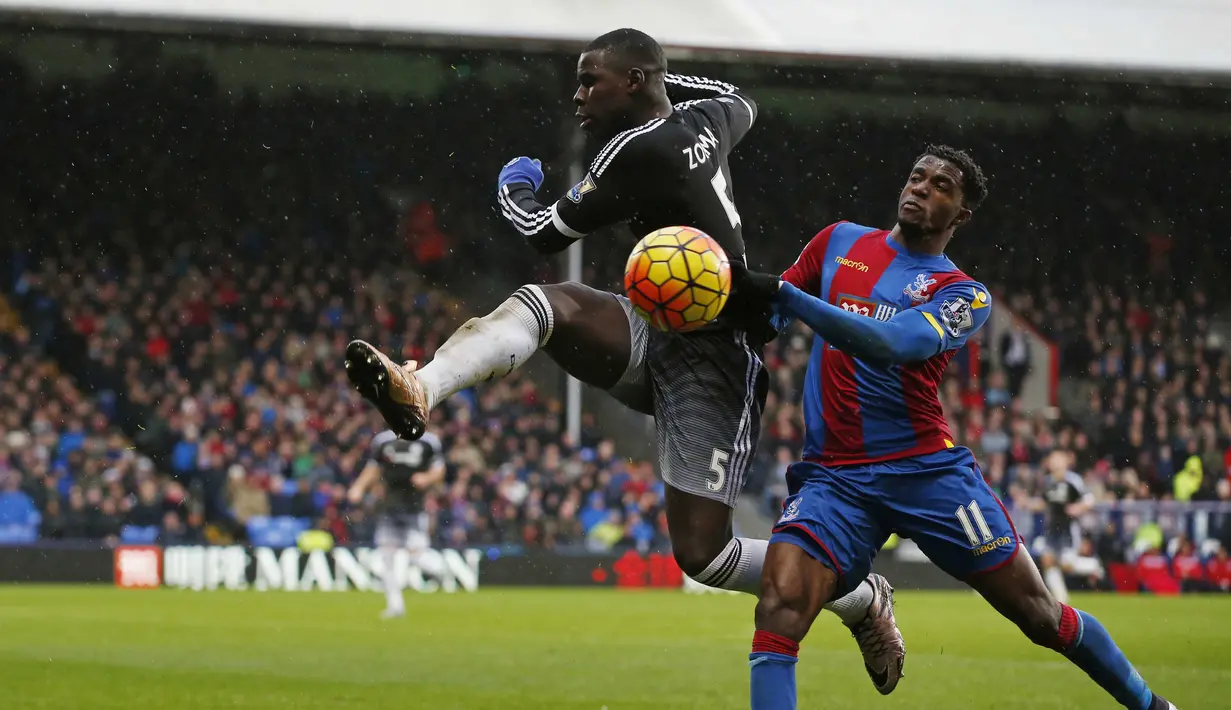  Pemain Chelsea,  Kurt Zouma menghalau bola dari pemain Crystal Palace, Wilfried Zaha pada laga Liga Premier Inggris di Stadion Selhurst Park, Inggris,, Minggu (3/01/2016). Chelsea menang 3-0. (Reuters/John Sibley)