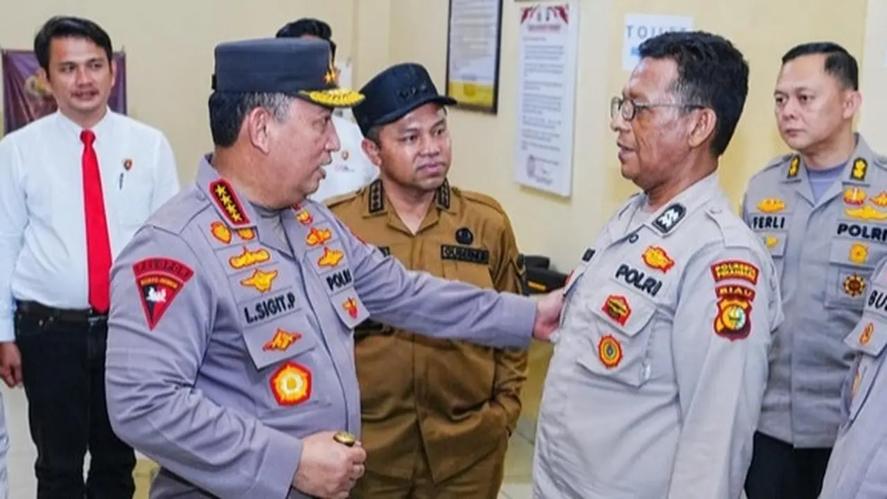 Kapolri Jenderal Listyo Sigit Prabowo menemui Aiptu Jimmi yang mendirikan Pondok Pesantren untuk masyarakat kurang mampu di Pekanbaru.