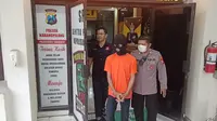 Satu tersangka diamankan karena video viral keliling Surabaya bawa clurlit. (Dian Kurniawan/Liputan6.com)