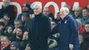Pelatih MU, Jose Mourinho tertawa saat timnya meladeni perlawanan tim tamu Crystal Palace pada laga lanjutan Premier League yang berlangsung di stadion Old Trafford, Manchester, Minggu (25/11). MU bermain imbang 0-0. (AFP/Lindsay Parnaby)