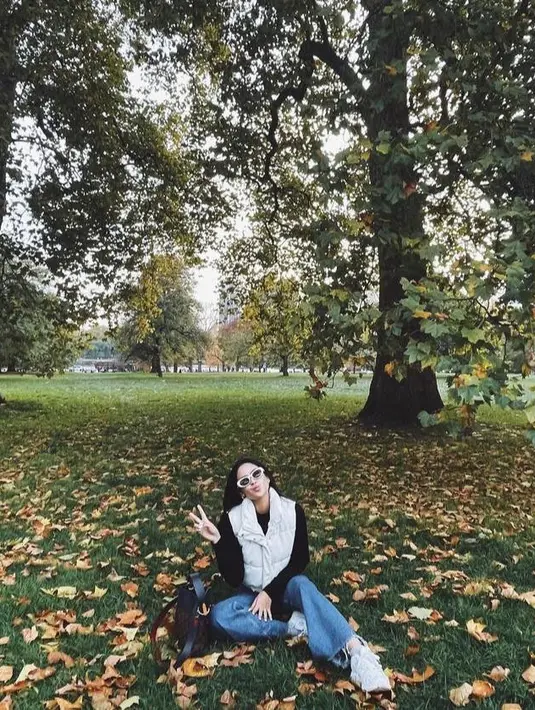 Di tengah musim gugur, ia kerap tampil kasual dengan pakaian tebal. Penampilannya yang tetap terlihat stylish pun menuai pujian dari warganet. @maudyayunda.