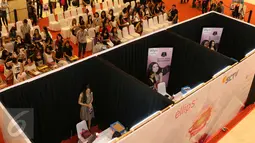Peserta diinterview oleh panitia penyelenggara ajang pencarian bakat Miss Celebrity (Micel) 2015 yang digelar di Mall Kota Kasablanka, Jakarta, Sabtu (10/10). Audisi Micel 2015 digelar di tujuh kota di Indonesia. (Liputan6.com/Herman Zakharia)