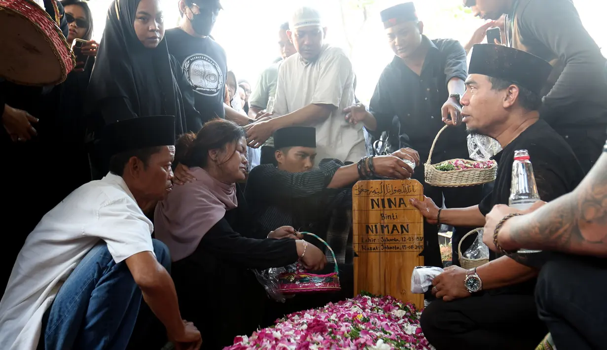 Prosesi pemakaman presenter sekaligus komedian Nina Carolina alias Mpok Alpa atau yang akrab dipanggil Mpok Alpa di Tempat Pemakaman Umum (TPU) Kujaran, Ciganjur, Jakarta Selatan pada Jumat (15/8/2025) sore diwarnai isak tangis kesedihan dari keluarga, sahabat dan kerabat yang turut hadir. (KapanLagi.com/Budy Santoso)