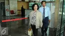 Ketua Pengadilan Negeri Sidoarjo Ifa Sudewi meninggalkan Gedung KPK, Jakarta, Rabu (22/6). Hakim Ifa adalah ketua majelis hakim untuk terdakwa Saipul Jamil di PN Jakarta Utara. (Liputan6.com/Helmi Afandi)