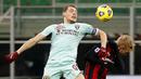 Striker Torino, Andrea Belotti, duel udara dengan pemain AC Milan, Simon Kjaer, pada laga Liga Italia di Stadion San Siro, Sabtu (9/1/2021). AC Milan menang dengan skor 2-0. (AP/Antonio Calanni)
