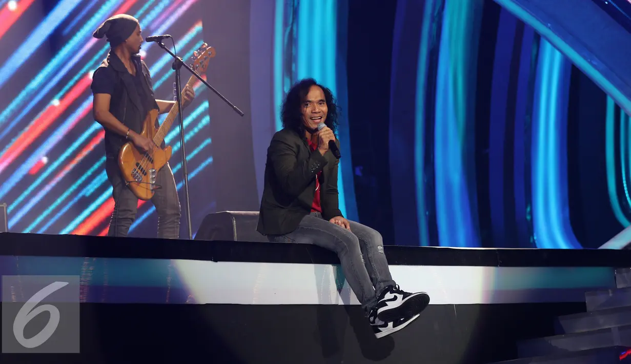Vokalis Slank, Kaka saat menghibur penonton dalam acara Konser Raya 22 Tahun Indosiar di Jakarta, Rabu (11/1). Pada malam puncak HUT Indosiar, akan menyuguhkan sajian musik dari musisi lokal dan dunia. (Liputan6.com/Herman Zakharia)