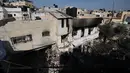 Bangunan yang dirusak dan dibakar oleh pasukan Israel selama penggerebekan di kamp pengungsi Jenin Tepi Barat, pada 26 Januari 2023. Serangan Israel di kamp pengungsi Jenin hari ini menewaskan 9 warga Palestina termasuk seorang wanita lanjut usia, kata pejabat Palestina. (AFP/Jaafar Ashtiyeh)