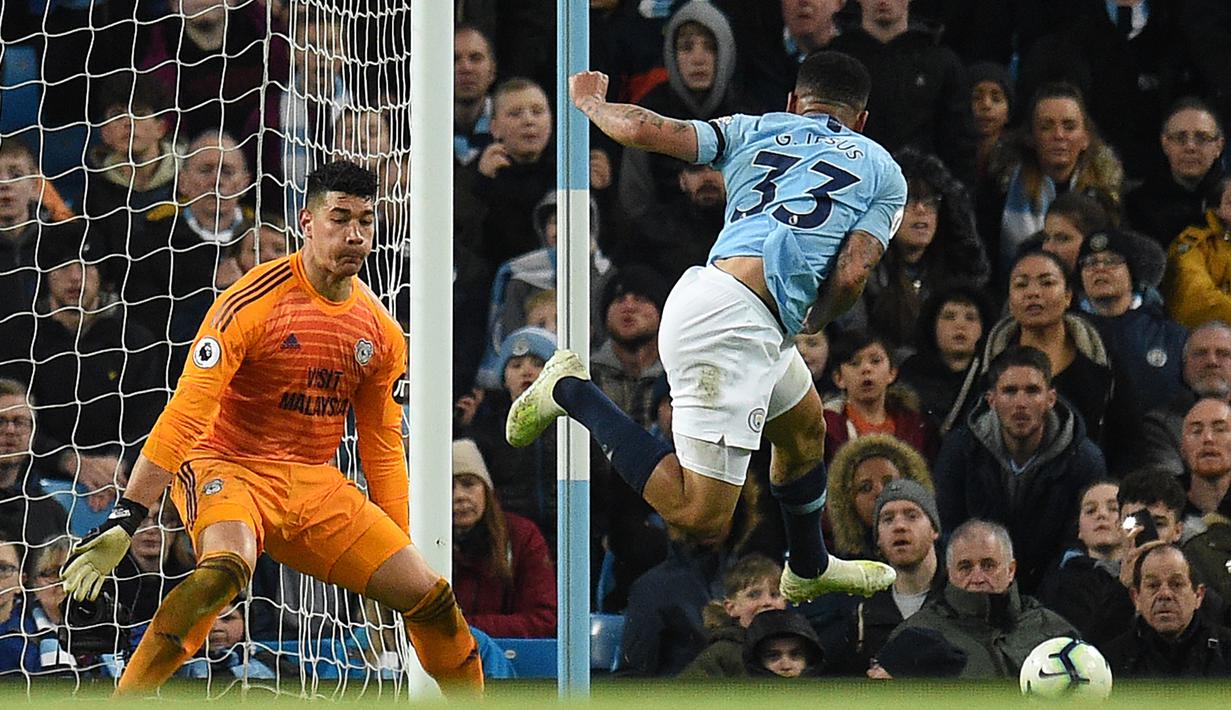 Aksi penyerang Man City Gabriel Jesus melepas tembakan S pada laga lanjutan Premier League yang berlangsung di Stadion Etihad, Manchester, Kamis (4/4). Manchester City menang 2-0 atas Cardiff City. (AFP/Oli Scarff)