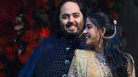 Anant Ambani, putra miliarder India Mukesh Ambani, berpose bersama Radhika Merchant saat upacara pertunangan mereka di Mumbai, India, 19 Januari 2023. (Sujit JAISWAL/AFP)