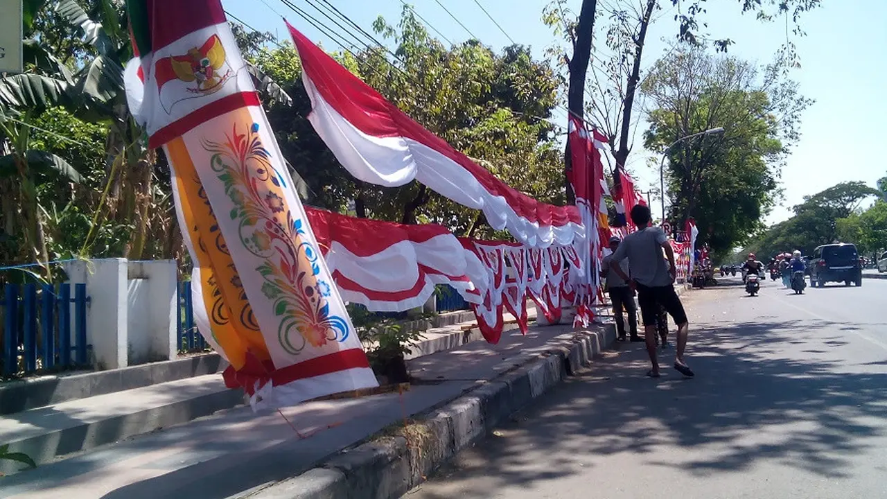 Pasang surut pedagang bendera musiman di Makassar jelang perayaan HUT RI ke 73 (Liputan6.com/ Eka Hakim)