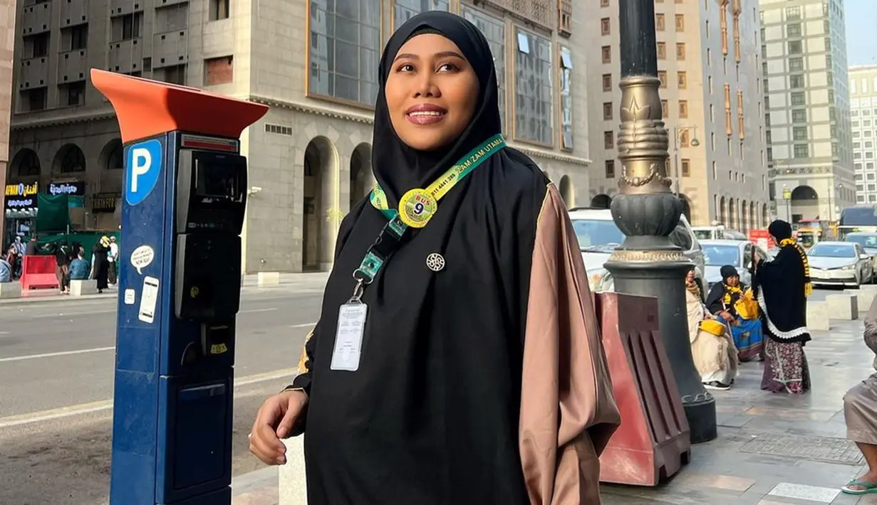 Evi Masamba diketahui bertolak menuju Tanah Suci pada Senin (29/8/2022). Melalui akun Instagram, dirinya terlihat akan menjalani ibadah umrah bersama dengan keluarganya. (Liputan6.com/IG/@evi_masamba_real)