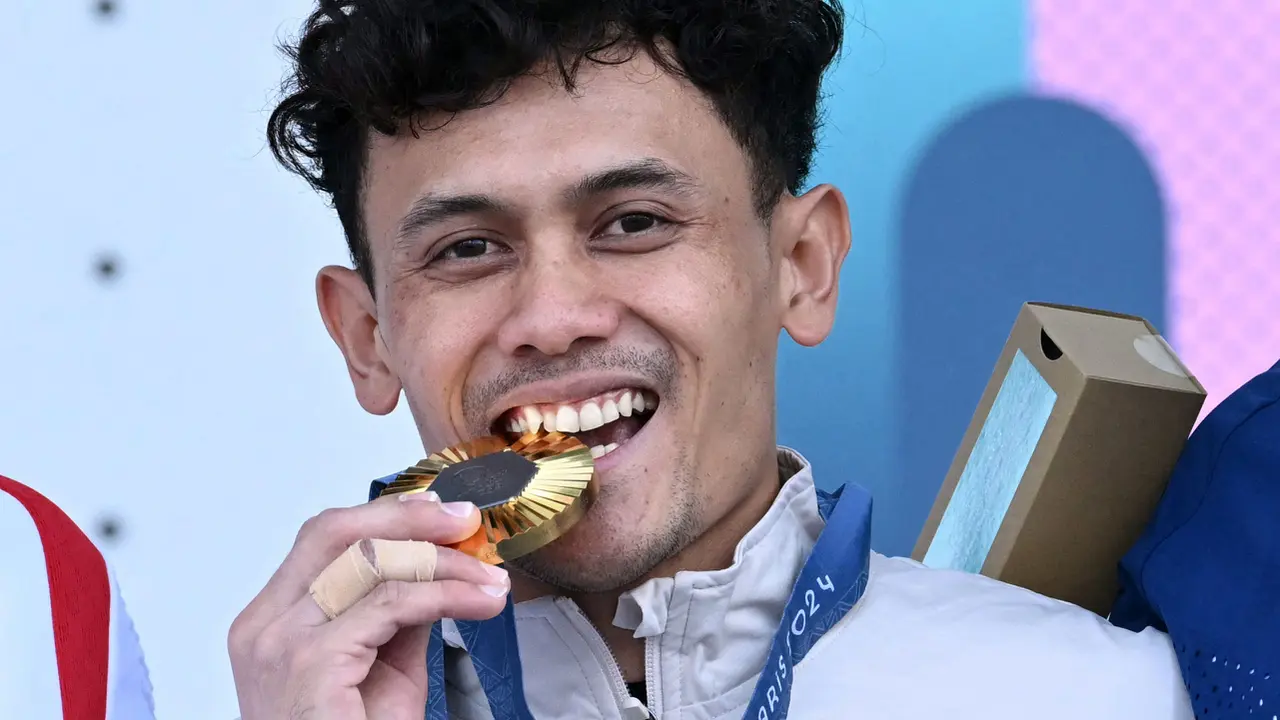Foto: Momen Bahagia Veddriq Leonardo di Atas Podium Tertinggi Panjat Tebing Olimpiade Paris 2024