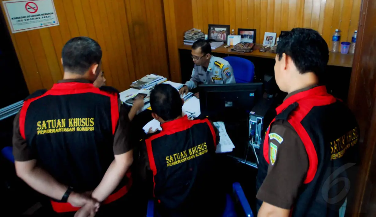 Penggeledahan tersebut dilakukan terkait tindak pidana korupsi Transjakarta yang melibatkan Udar Pristono, Jakarta, (22/9/14). (Liputan6.com/Johan Tallo)