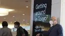 Wisatawan asing tiba di Bandara Internasional Haneda, Tokyo, Selasa (11/10/2022). Sebelumnya, Jepang memblokir masuknya pengunjung selama dua tahun hingga mulai dibuka kembali secara bertahap pada Juni. (AP Photo/Eugene Hoshiko)