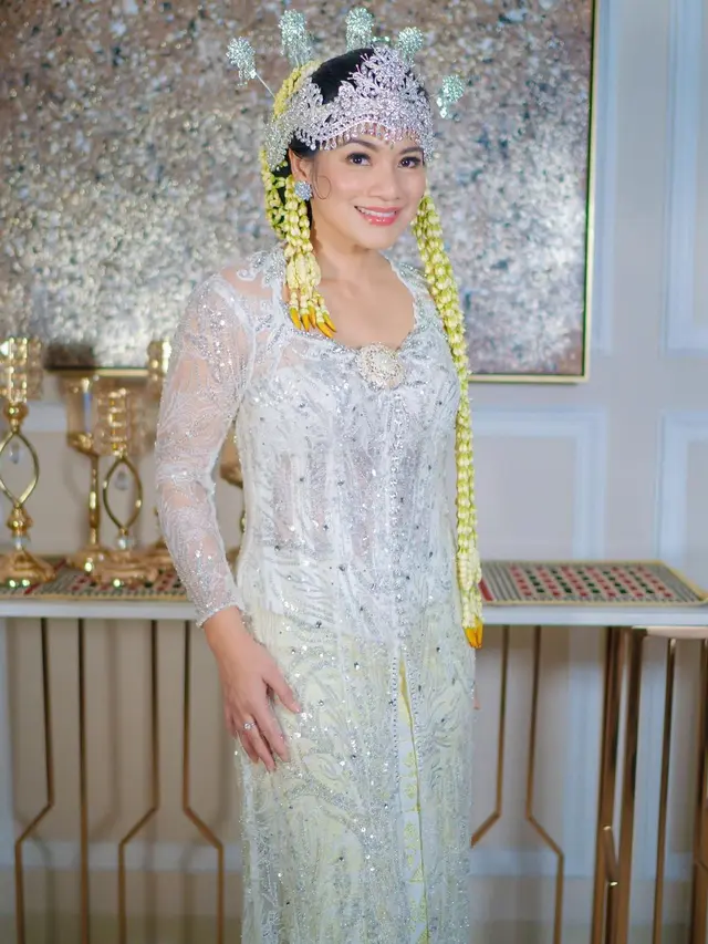 Potret Titi Kamal kenakan baju pengantin (Sumber: Instagram/@titi_kamall)