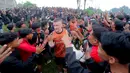 Aksi suporter ini juga memberikan pesan moral, Persija Jakarta tidak sendiri dalam menghadapi laga panas melawan Persib Bandung. Semangat juang dari The Jakmania diharapkan menular ke seluruh pemain. (Bola.com/M Iqbal Ichsan)