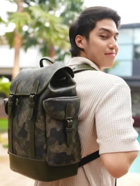 Hitch Backpack In Signature Camo Print Untuk para pria petualang, tas Hitch Backpack menjadi pilihan dari Coach karena memadukan gaya kasual dan fungsionalitas secara maksimal untuk memuat barang lebih banyak. Tas punggung ini merupakan jawaban untuk gaya hidup modern yang aktif — seperti El Rumi. [Coach]