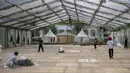 Sejumlah pekerja menyelesaikan pemasangan tenda di lingkungan komplek Istana Kepresidenan, Jakarta, Senin (10/8/2015). Istana Kepresidenan mulai dipercantik untuk menyambut perayaan HUT Kemerdekaan RI ke-70. (Liputan6.com/Faizal Fanani)