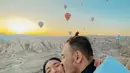 Namun awal hubungan keduanya tidak mudah. Banyak para netizen yang membandingkan Debi Sagita dengan mantan Marco Ivanos yang merupakan selebgram. Meski kerap dibanjiri komentar tersebut, Debi Sagita pun tidak terlalu menanggapinya. (Liputan6.com/IG/debisagita)