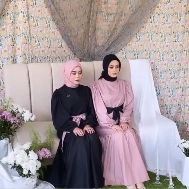 Kerjasama Bisnis Baju dan Hijab, Ini 6 Momen Pemotretan Dinda Hauw dan Lesty Kejora