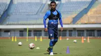 Bek sayap Persib Bandung Ardi Idrus mengikuti sesi latihan di Stadion Gelora Bandung Lautan Api (GBLA), Rabu (19/8/2020). (MO Persib Bandung)