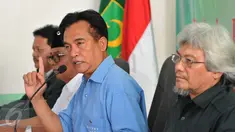 Ketua Umum DPP Partai Bulan Bintang (PBB) Yusril Ihza Mahendra saat menggelar konferensi pers di Kantor PBB, Jakarta Selatan, Senin (26/10/2015). PBB memberikan tanggapan mengenai kinerja setahun pemerintahan Jokowi-JK. (Liputan6.com/Andrian M Tunay) 