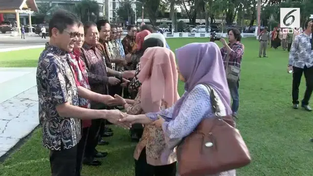 Gubernur Sumatera Barat terlihat terlambat datang saat apel pagi pertama setalah libur Lebaran 2018.