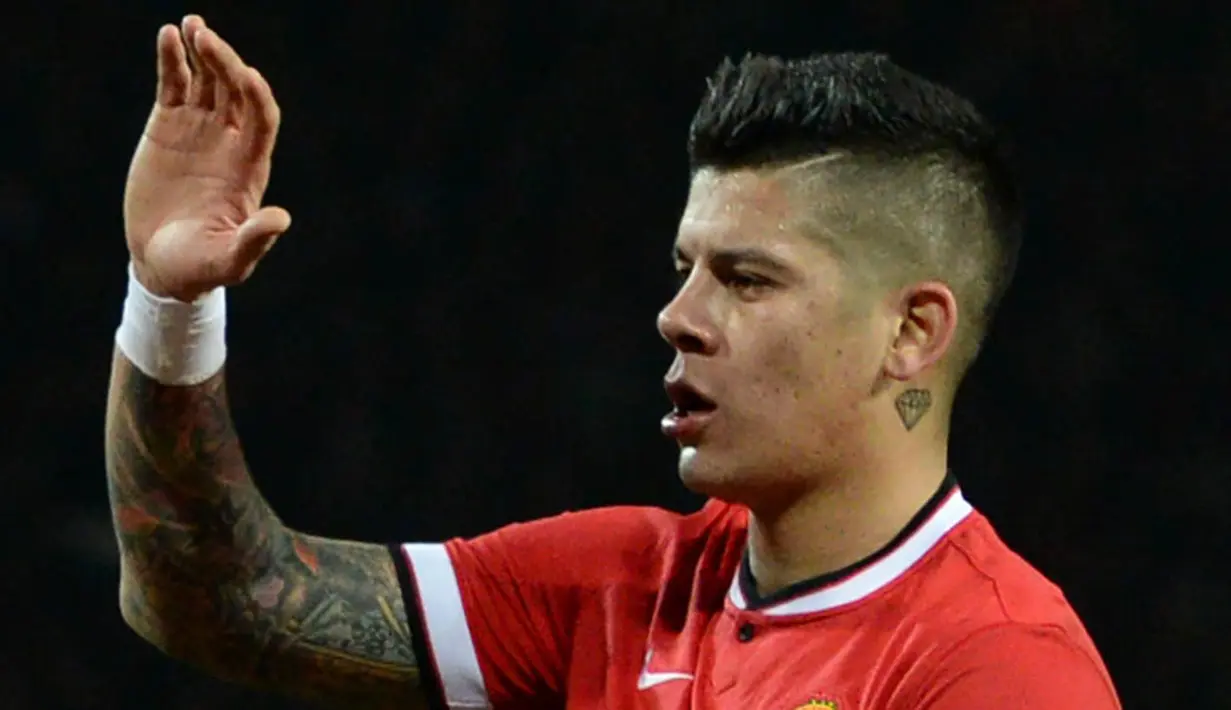 8. Marcos Rojo, bek Manchester United ini memang memiliki kepedulian terhadap penampilannya, pria asal Argentina itu gaya rambut cepak atau biasa disebut spike. (AFP/Oli Scarff)